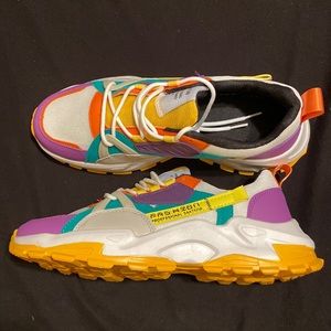 I am selling a pair of men’s 6.5/ women’s 8 fashion sneakers.